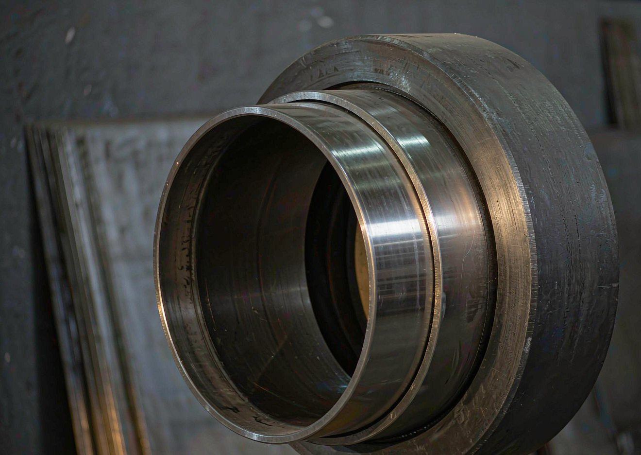 End of mechanically lined pipe with the polished stainless liner sleeve inside the carbon steel base pipe