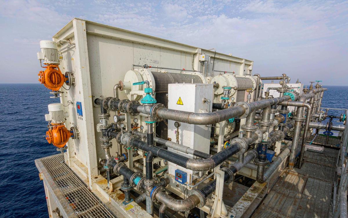 Seawater cooling skid with pumps and piping