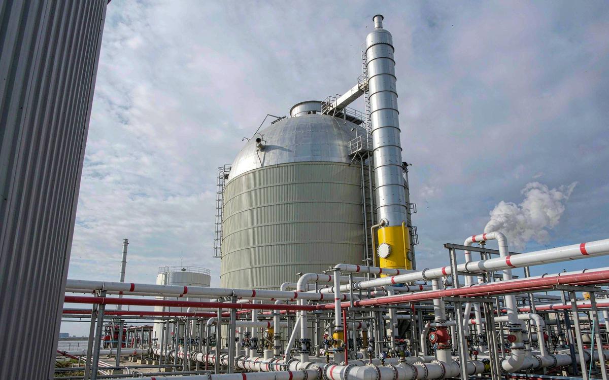 Deaerator vessel with steam piping