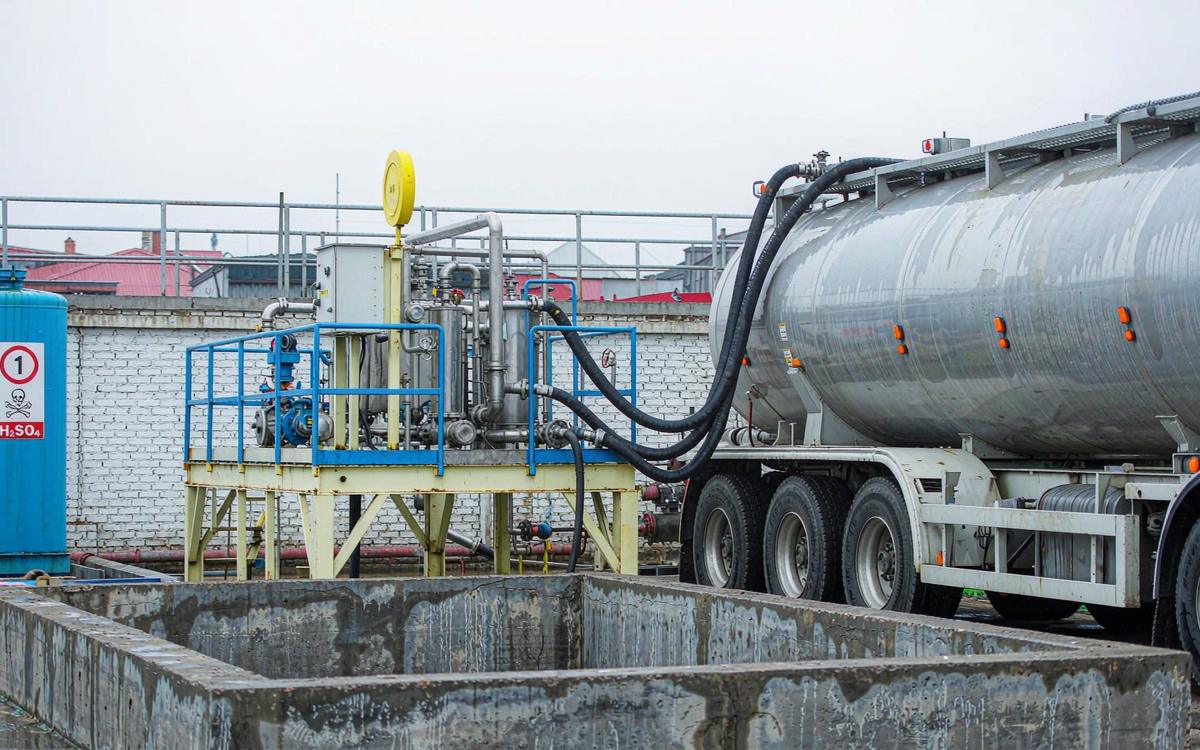 Acid unloading skid with stainless transfer piping