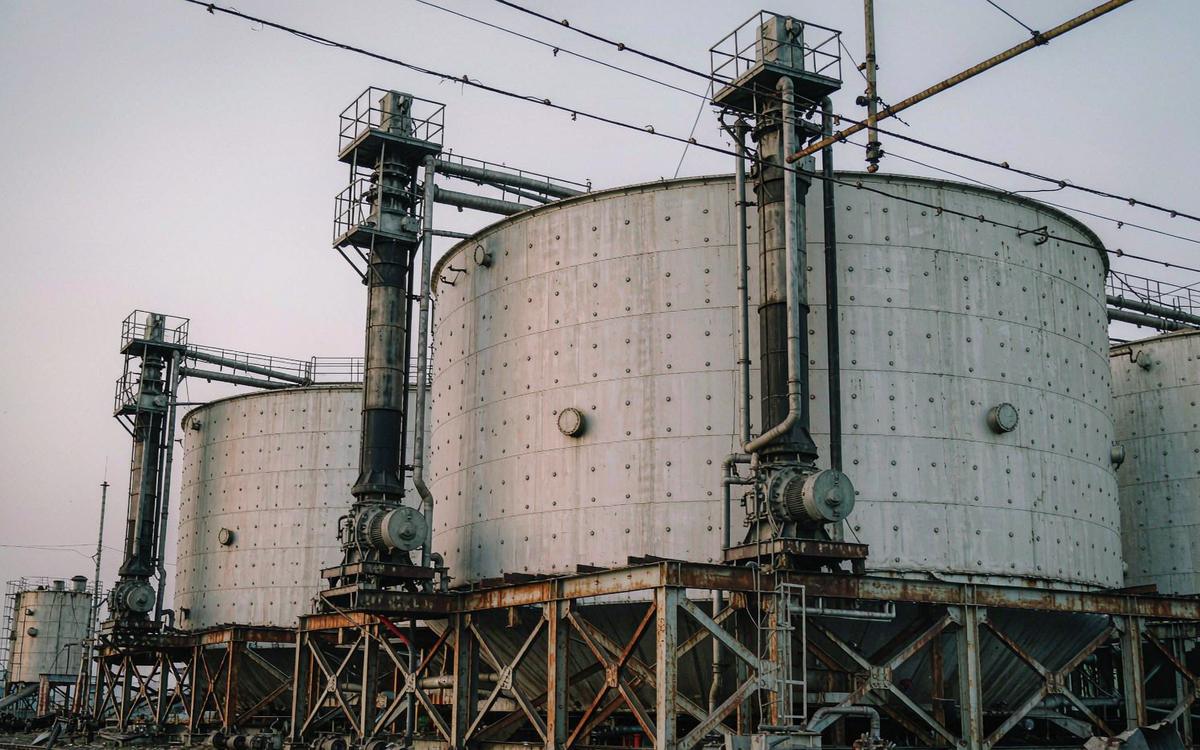Molasses storage tanks with agitators