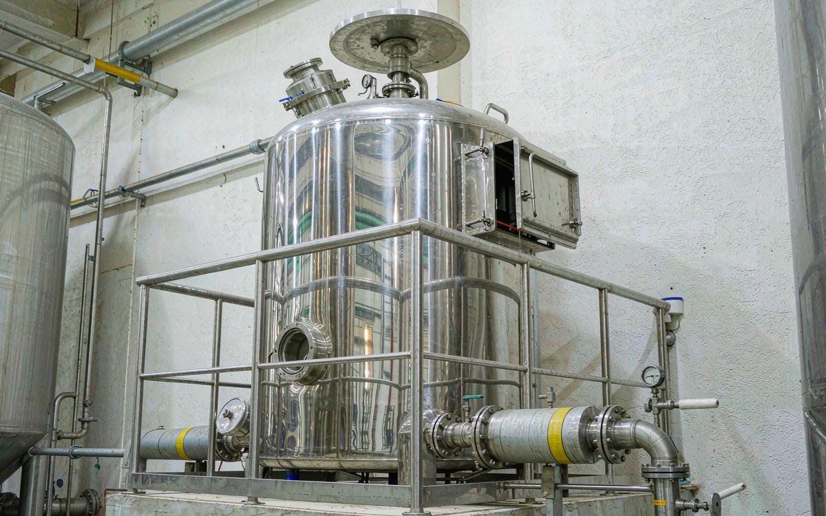 API crystallizer vessel with jacket piping