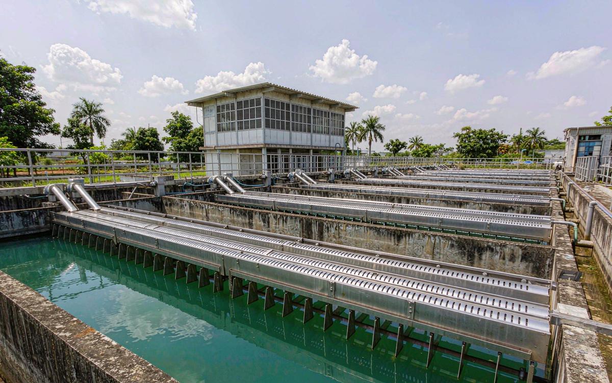 Water treatment basins with stainless weirs