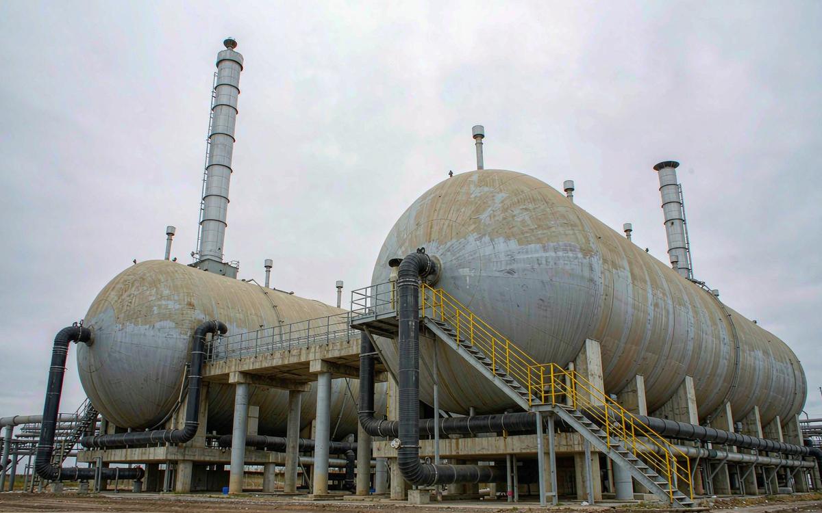 Egg-shaped sludge digesters with gas piping