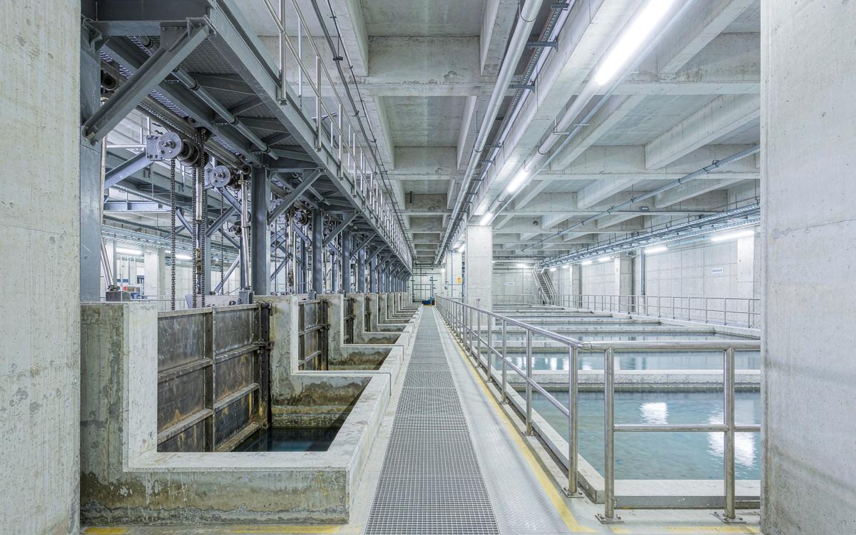 Chlorine contact channels with steel weirs